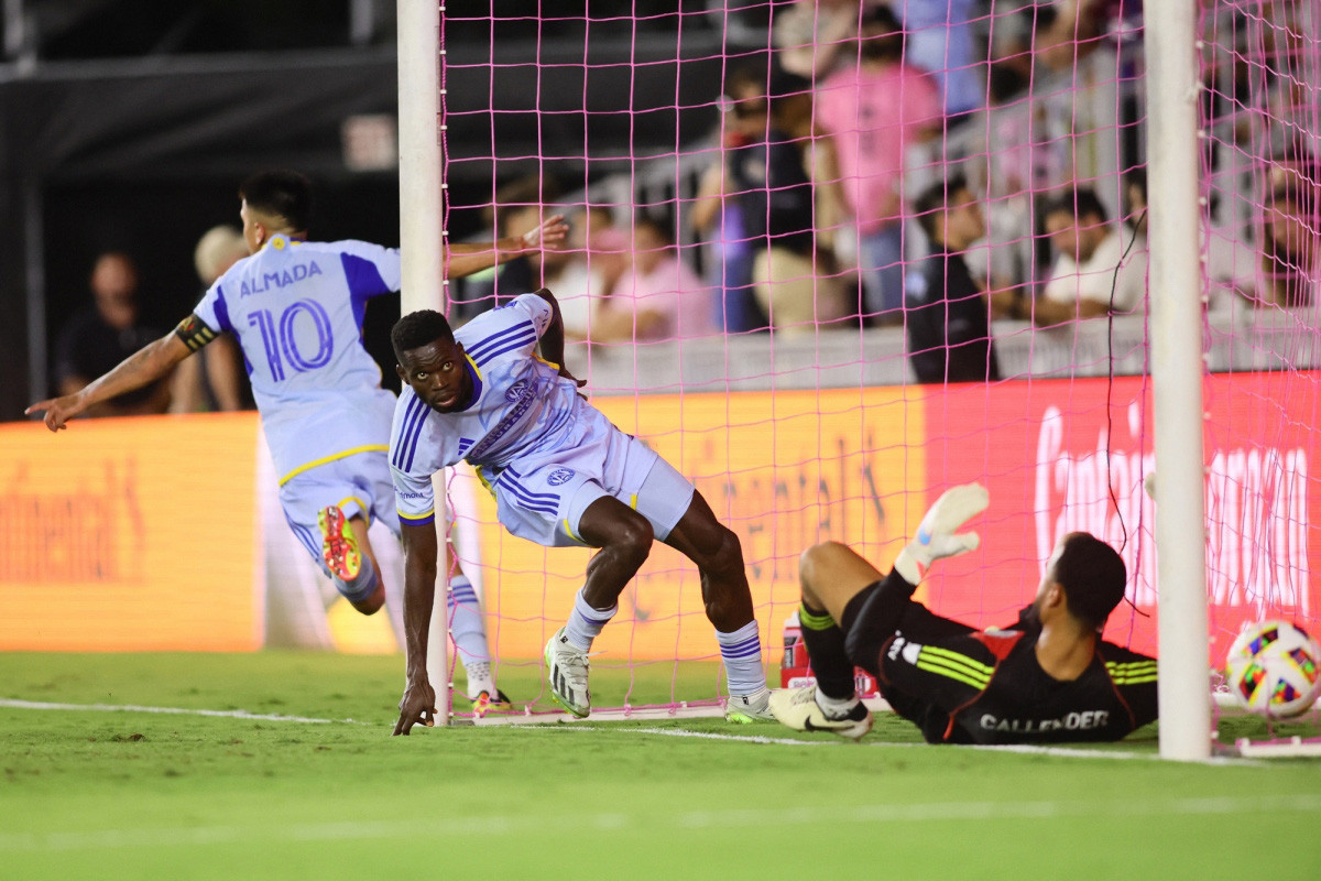 Thủ môn Callender liên tục phải vào lưới nhặt bóng