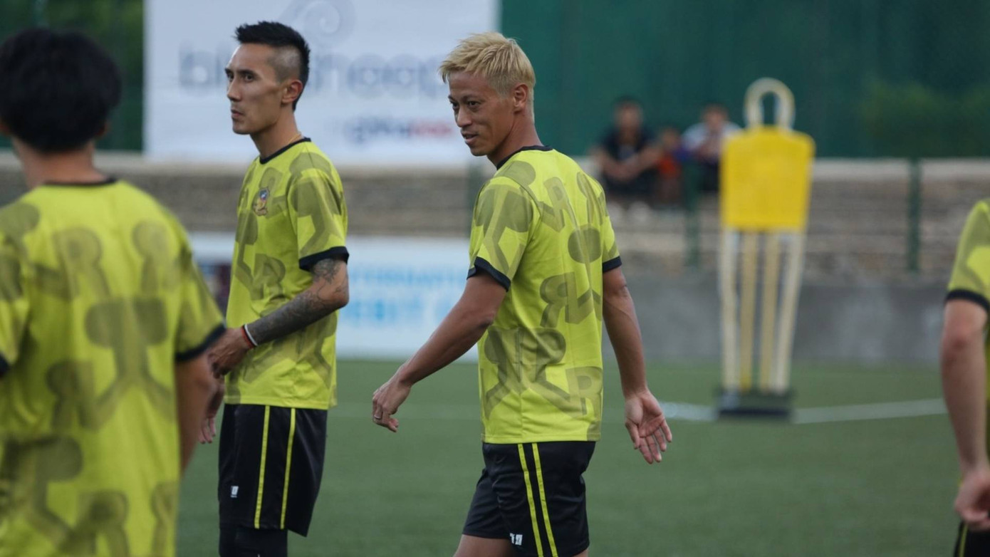 Honda đang tập luyện cùng Paro để chuẩn bị cho trận đấu