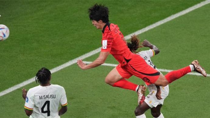 Cho Gue-sung trong pha bay người gỡ hòa 2-2 cho Hàn Quốc khi gặp Ghana