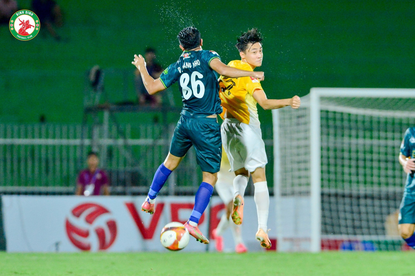 Bình Định ghi 2 bàn từ những pha đánh đầu (ảnh: CLB Bình Định) Bình Định ghi 2 bàn từ những pha đánh đầu (ảnh: CLB Bình Định)