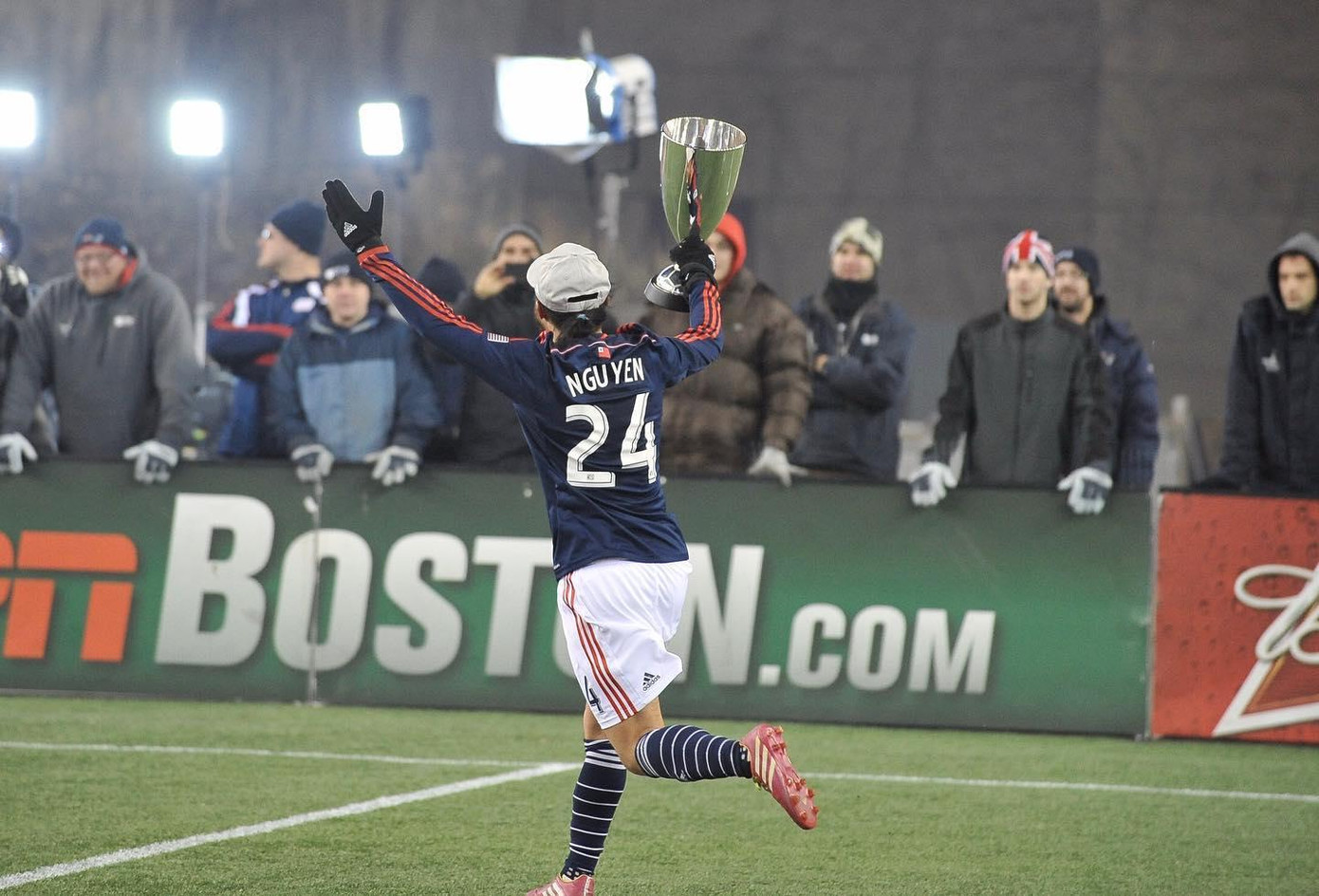 Lee Nguyễn ăn mừng chức vô địch Mỹ cùng New England Revolutions