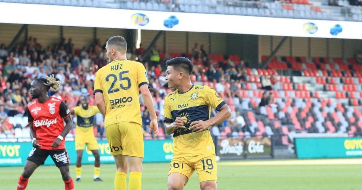 Quang Hải và đồng đội trong trận mở màn gặp Guingamp Quang Hải và đồng đội trong trận mở màn gặp Guingamp