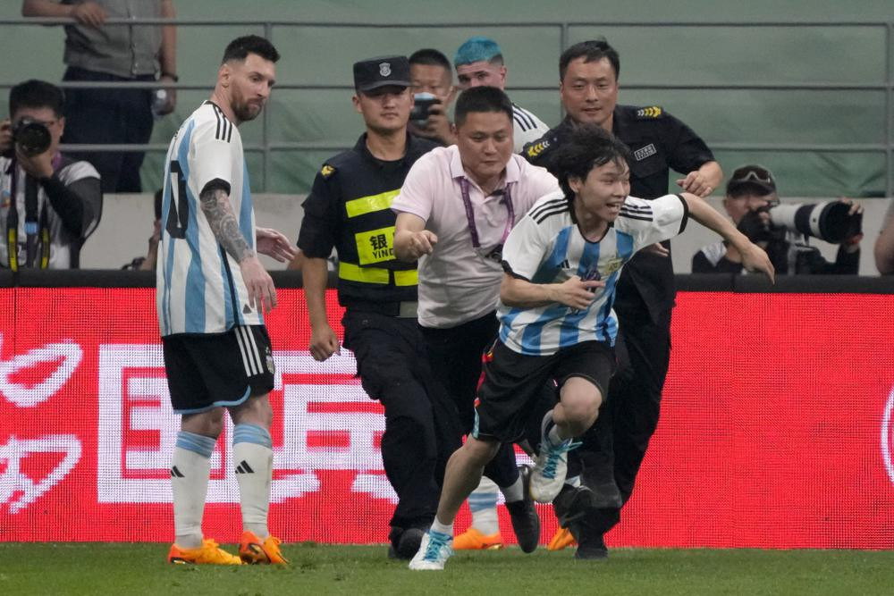 CĐV sung sướng sau khi chạm được vào người Messi