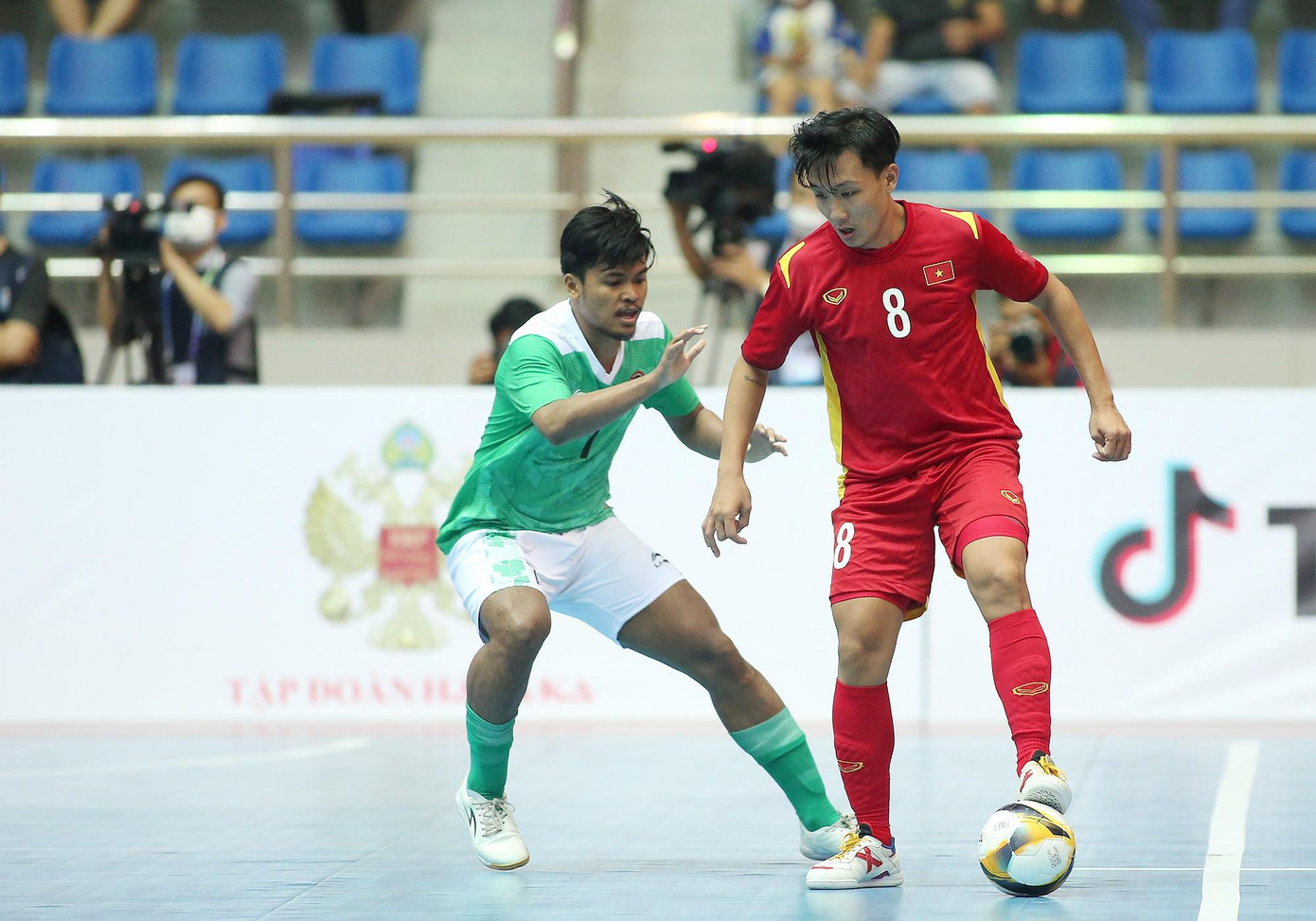 Syauqi Saud (trái) trong lần gặp tuyển futsal Việt Nam Syauqi Saud (trái) trong lần gặp tuyển futsal Việt Nam