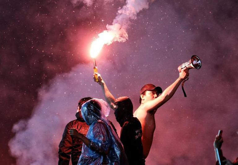 Pháo sáng được CĐV đốt khắp sân ăn mừng chiến thắng