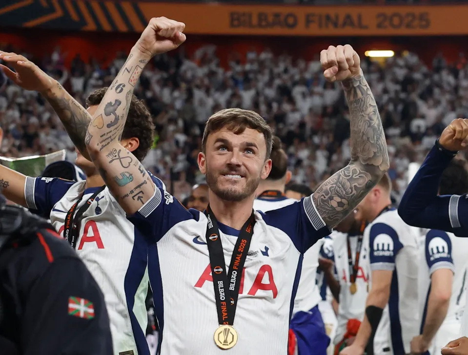 Maddison ăn mừng danh hiệu Cúp C2 châu Âu Maddison ăn mừng danh hiệu Cúp C2 châu Âu