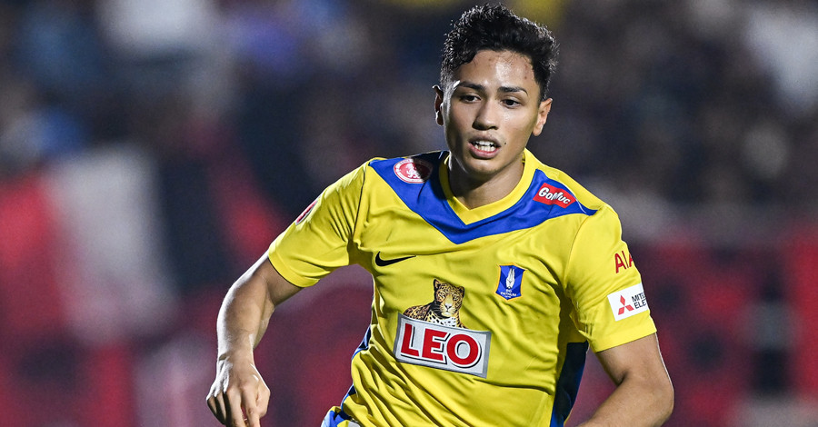 Gustavsson bị đau trong màu áo Pathum