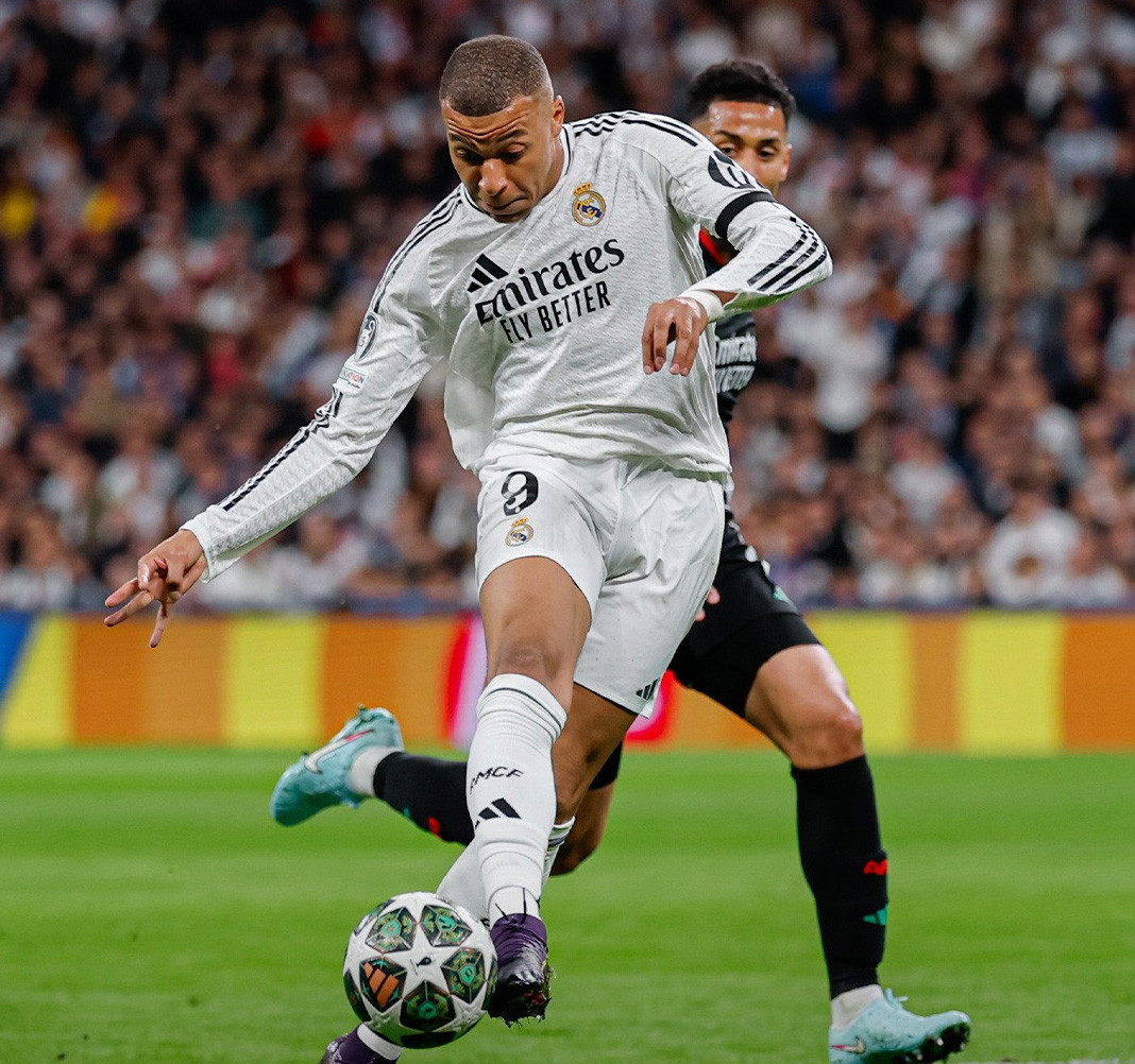 Mbappe chơi mờ nhạt trên hàng công