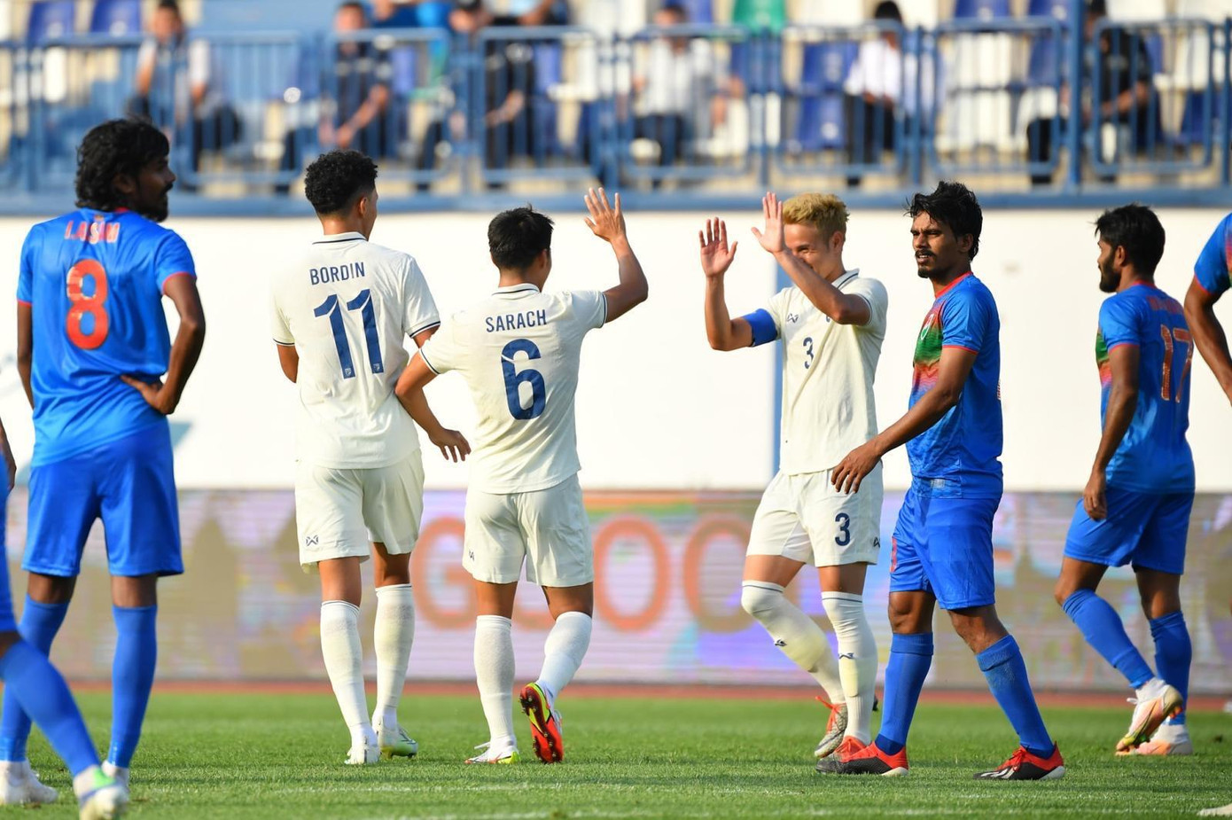 Bunmathan (3) góp dấu giày vào 2/3 bàn thắng