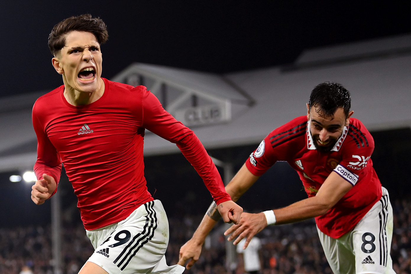 Garnacho ăn mừng sau khi ấn định chiến thắng trước Fulham