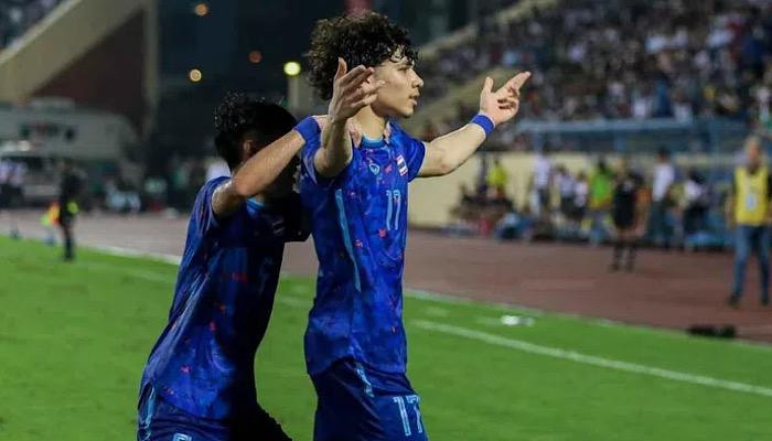 Để trốn nghĩa vụ quân sự, Davis đã chuyển sang khoác áo U23 Thái Lan