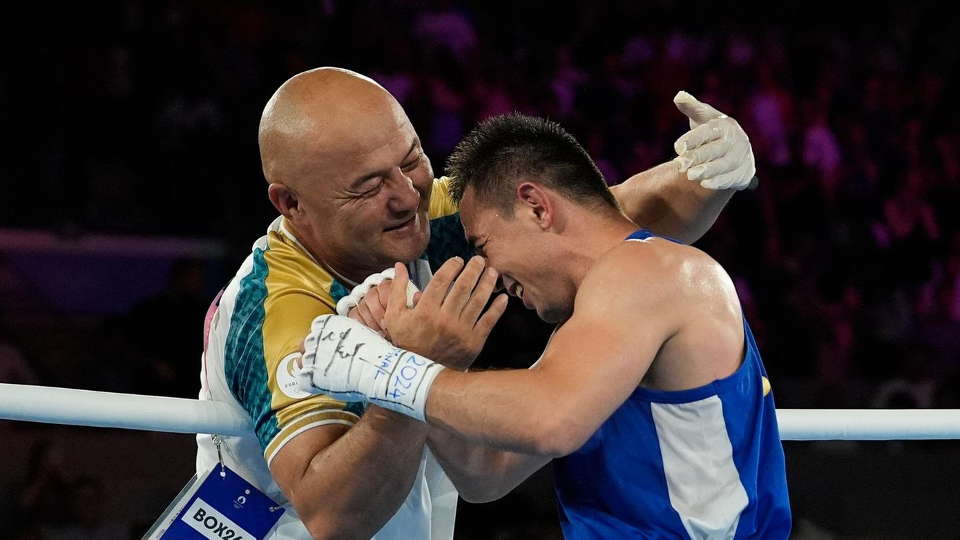 HLV Kilichev trước khi ngã quỵ vì bị ngưng tim HLV Kilichev trước khi ngã quỵ vì bị ngưng tim