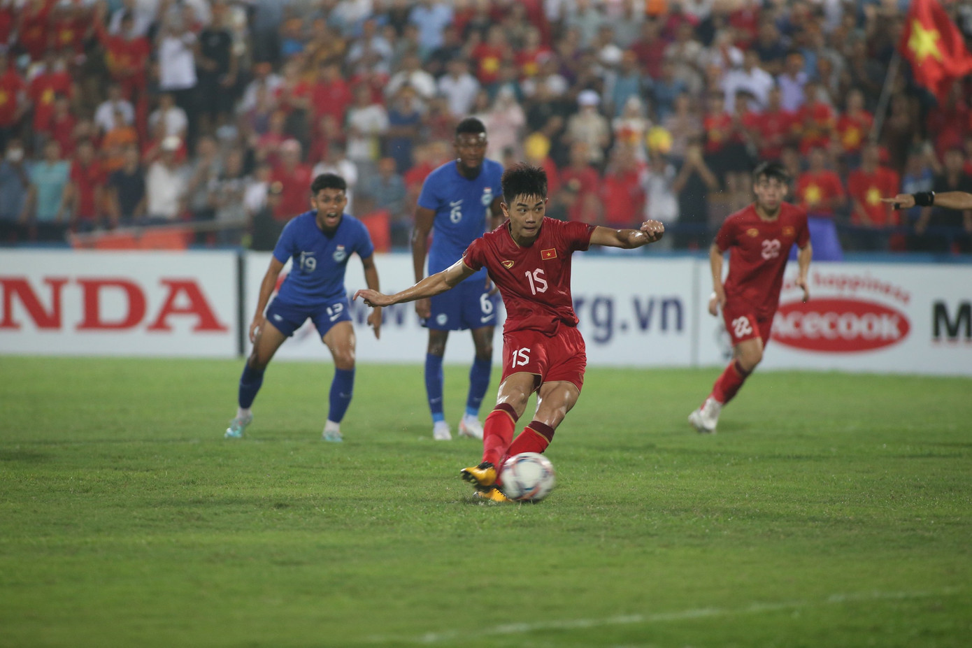 Hàng công lỡ cơ hội, hàng thủ mắc sai sót khiến U23 Việt Nam chia điểm với U23 Singapore ảnh 13 Hàng công lỡ cơ hội, hàng thủ mắc sai sót khiến U23 Việt Nam chia điểm với U23 Singapore ảnh 13