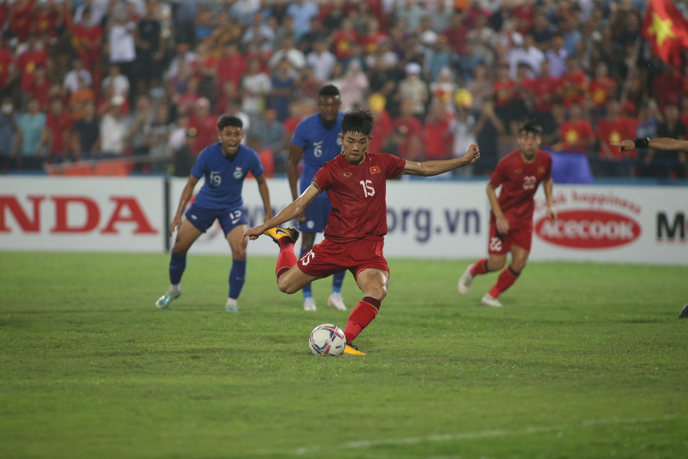 Hàng công lỡ cơ hội, hàng thủ mắc sai sót khiến U23 Việt Nam chia điểm với U23 Singapore ảnh 12 Hàng công lỡ cơ hội, hàng thủ mắc sai sót khiến U23 Việt Nam chia điểm với U23 Singapore ảnh 12