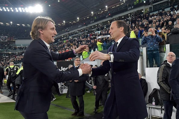 HLV Davide Nicola (trái) đã không thắng 6 trận liền ở Serie A