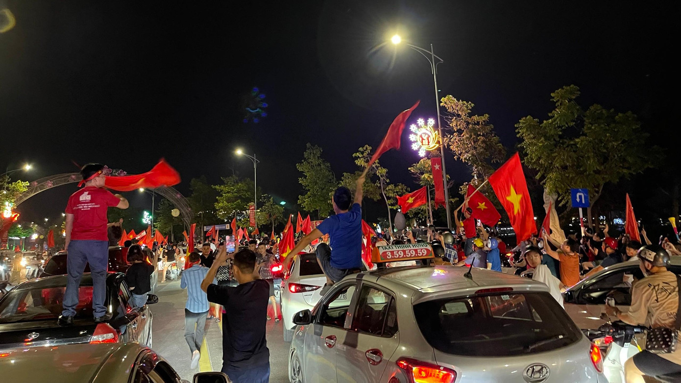 Người hâm mộ Việt Nam ra đường ăn mừng chiến thắng của đội nhà ở bán kết