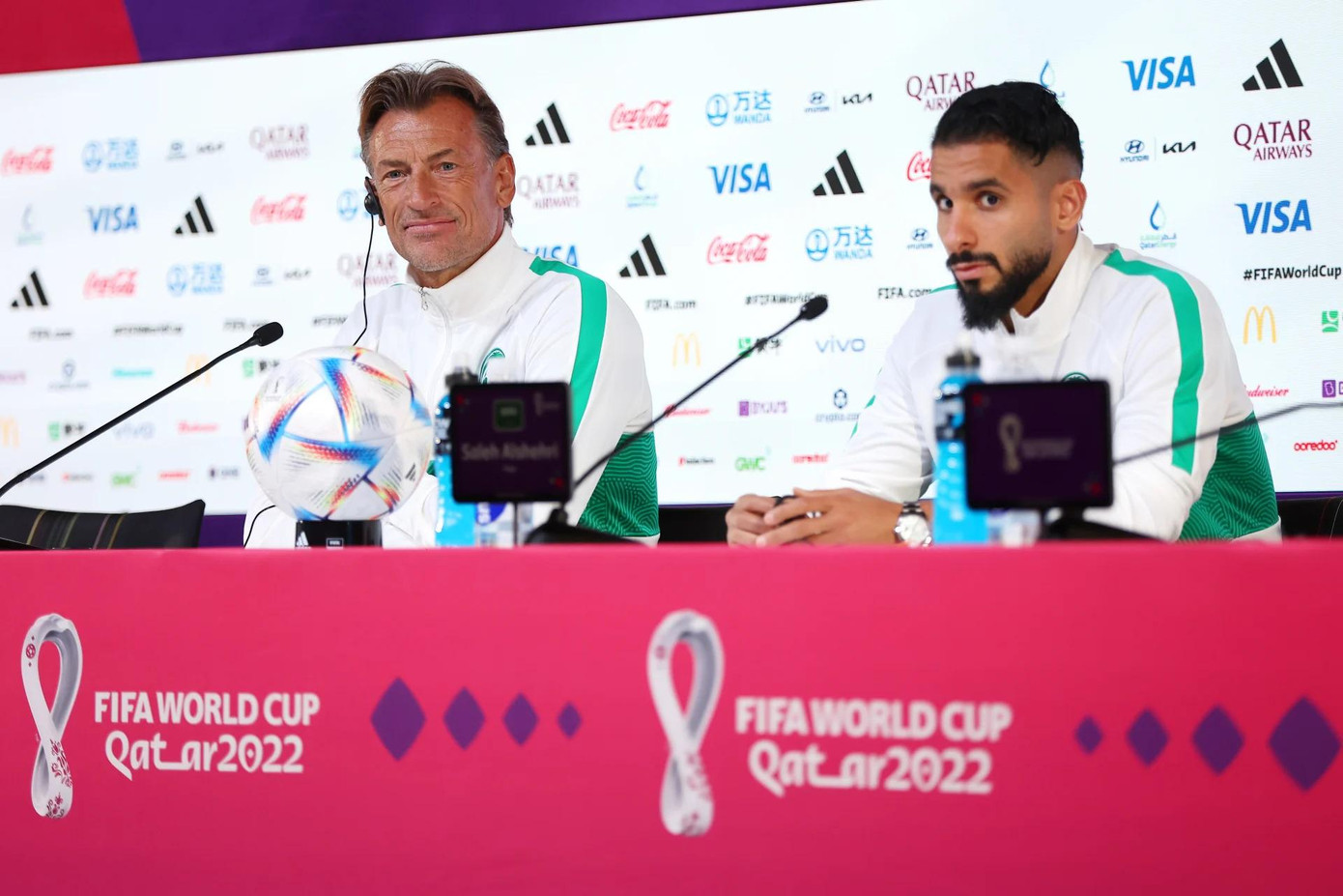 Al Sheri trong buổi họp báo trước trận gặp Ba Lan