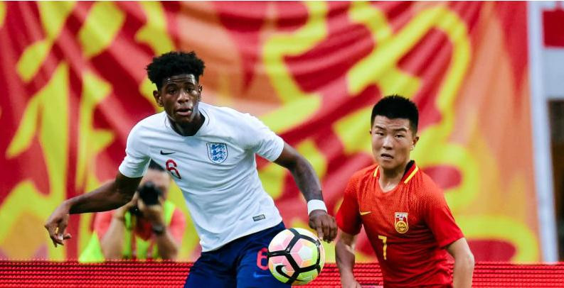 Tao Qianglong (phải) là một trong những ngôi sao trẻ đáng chú ý của U23 Trung Quốc