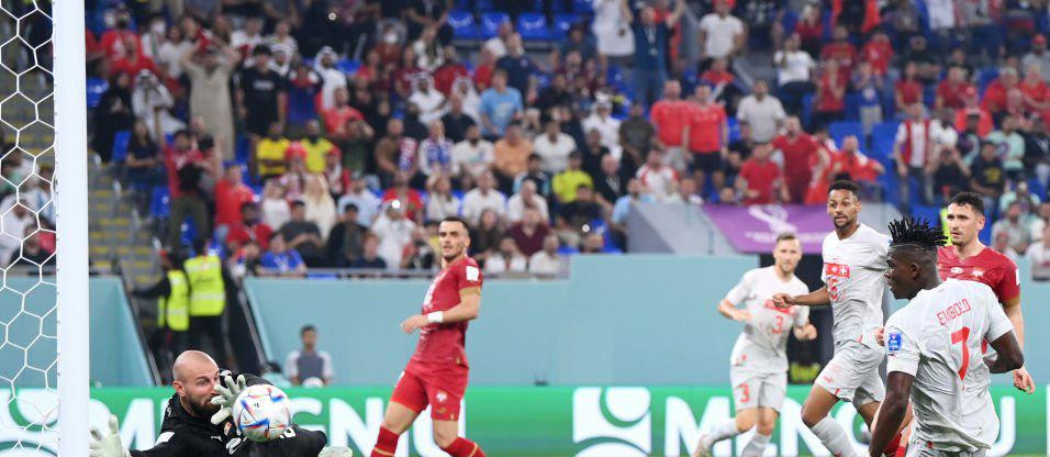 Pha đệm bóng dễ dàng của Embolo