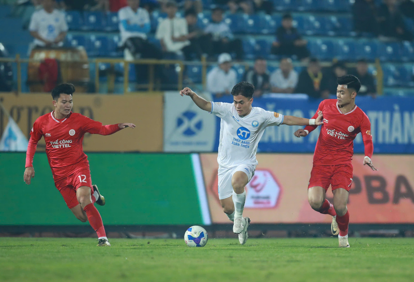 Giành chiến thắng tại Thiên Trường, Thể Công Viettel phả hơi nóng vào Thép Xanh Nam Định ảnh 5 Giành chiến thắng tại Thiên Trường, Thể Công Viettel phả hơi nóng vào Thép Xanh Nam Định ảnh 5