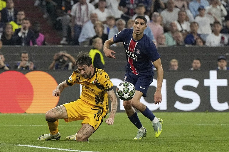 Acerbi và các đồng đội "điêu đứng" trước các cầu thủ PSG Acerbi và các đồng đội "điêu đứng" trước các cầu thủ PSG