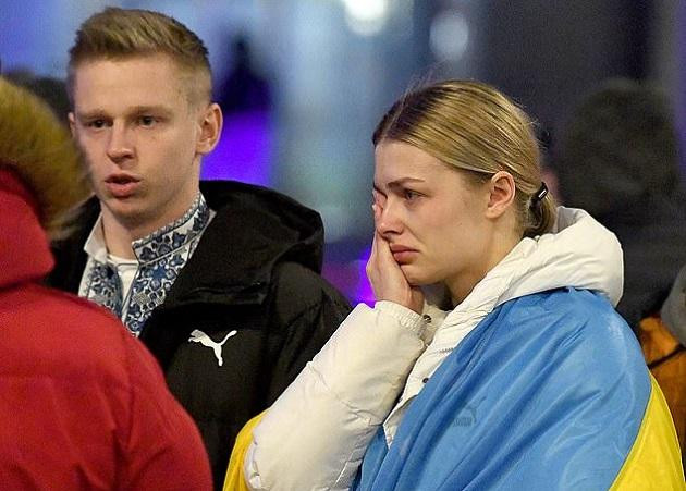 Zinchenko và vợ tuần hành phản đối chiến tranh Zinchenko và vợ tuần hành phản đối chiến tranh