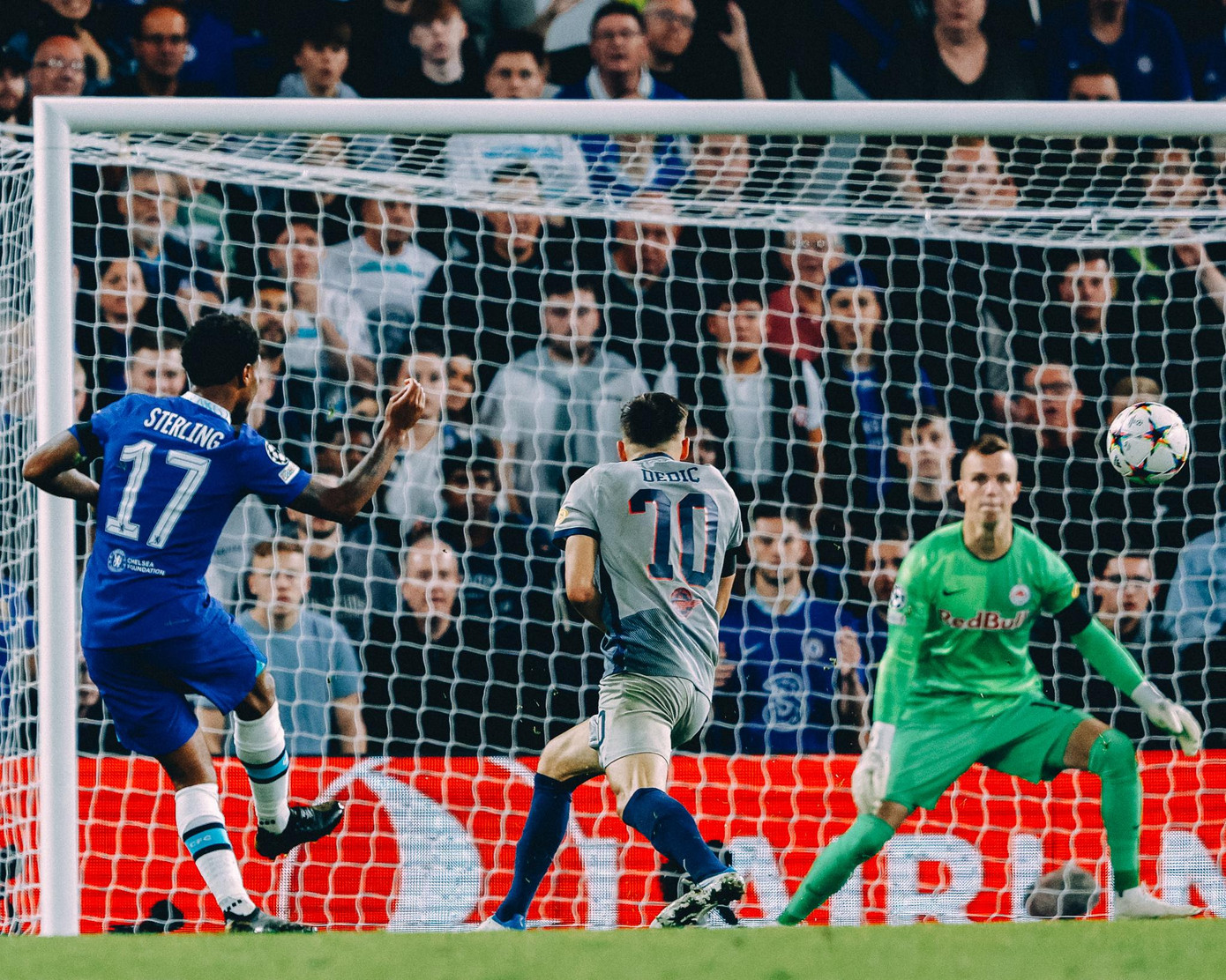Sterling ghi bàn nhưng vẫn là chưa đủ với Chelsea