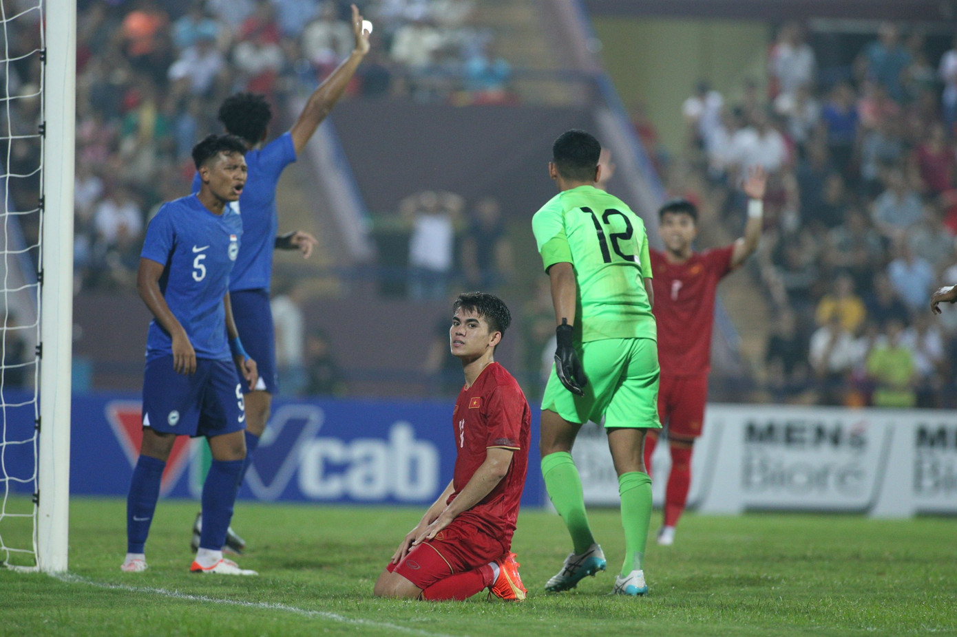 Hàng công lỡ cơ hội, hàng thủ mắc sai sót khiến U23 Việt Nam chia điểm với U23 Singapore ảnh 21 Hàng công lỡ cơ hội, hàng thủ mắc sai sót khiến U23 Việt Nam chia điểm với U23 Singapore ảnh 21