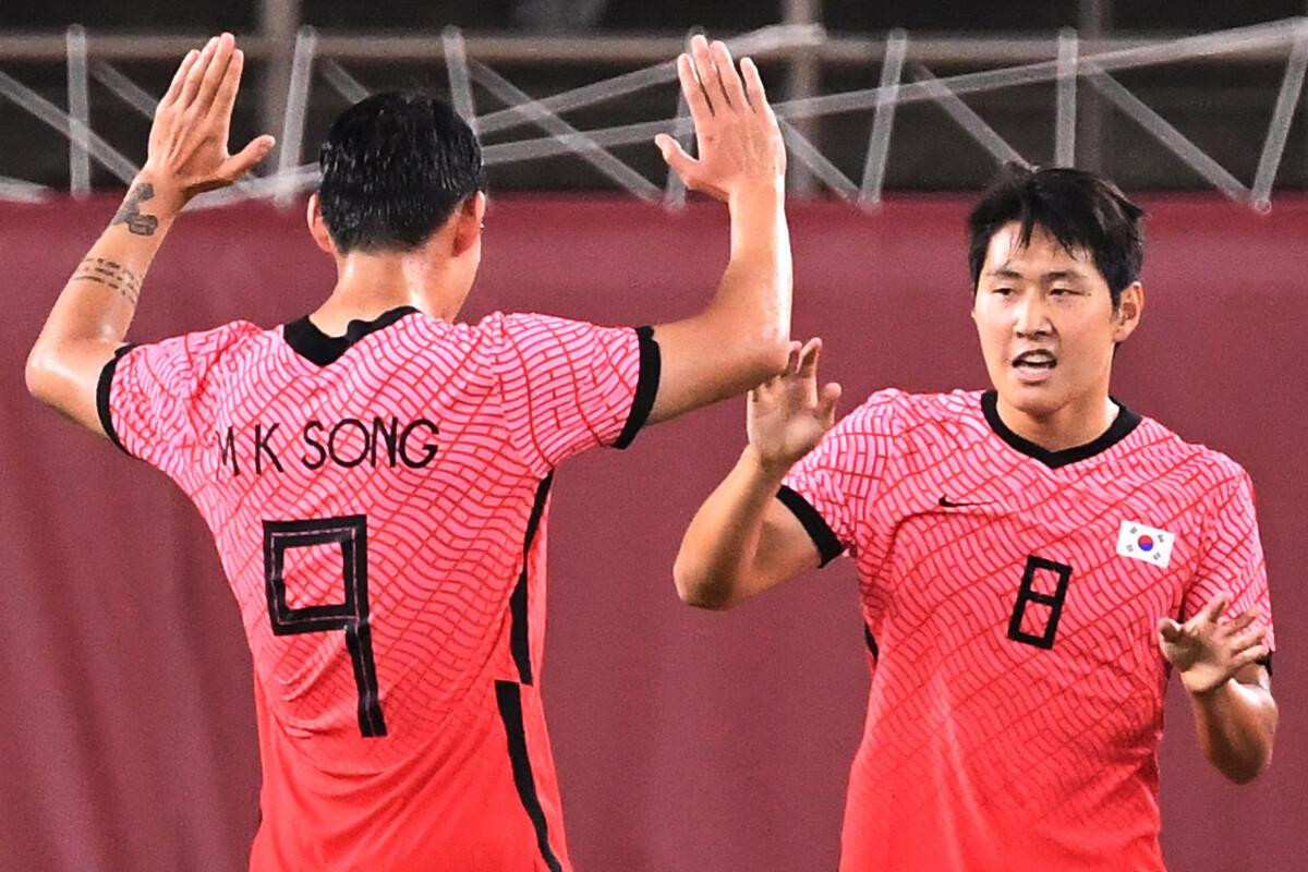 Lee Kang-in (8) là một ngôi sao lớn tại VCK U23 châu Á 2022