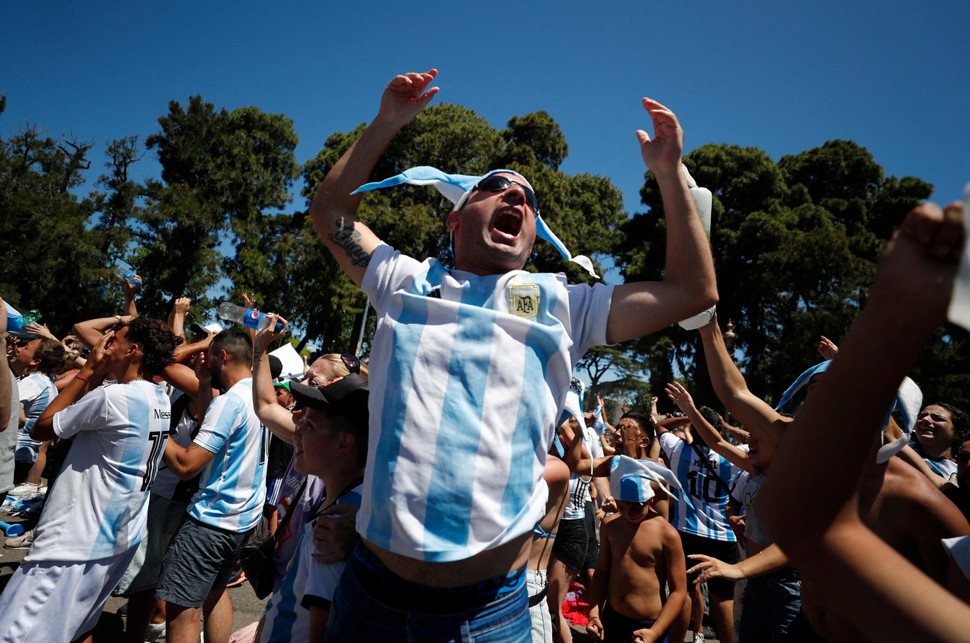 Các fan Argentina vui sướng sau khi dẫn 2 bàn từ khá sớm...