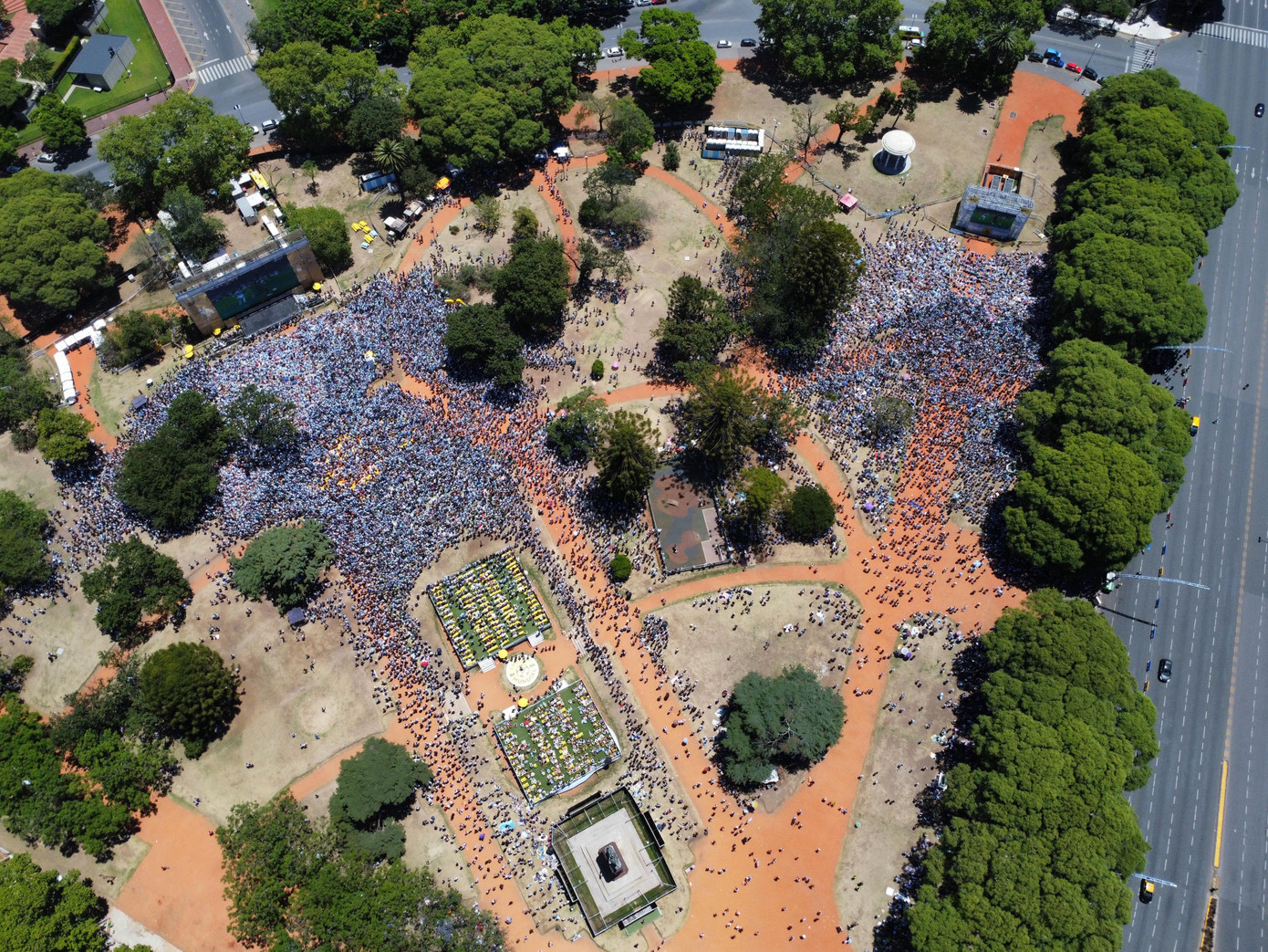 Theo ghi nhận, NHM Argentina đã vây kín các trung tâm xem bóng đá ở từng thành phố. Tại thủ đô Buenos Aires, hầu như những màn hình công cộng nào cũng hết chỗ từ sớm, trong khi các hoạt động kinh doanh, sản xuất hầu như tê liệt