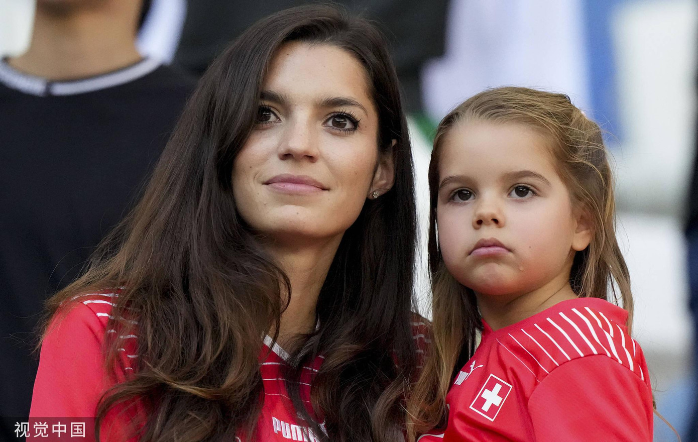 Trước đó, 2 thiên thần CĐV Thụy Sĩ cổ vũ cho đội nhà trong chiến thắng trước Cameroon