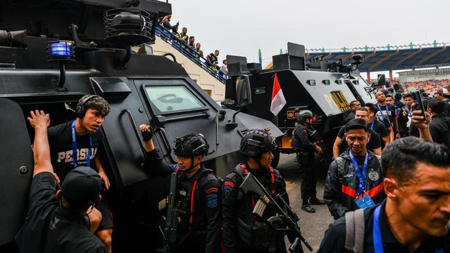 Cầu thủ Persija Jakarta đến sân với lực lượng cảnh sát hộ tống