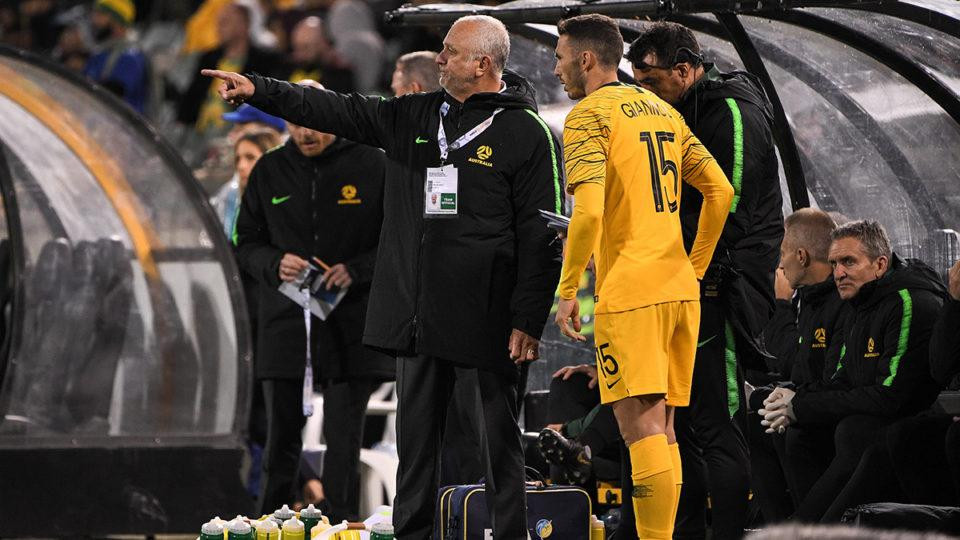 HLV Arnold đang cùng học trò hạ quyết tâm giành 3 điểm trước Việt Nam HLV Arnold đang cùng học trò hạ quyết tâm giành 3 điểm trước Việt Nam