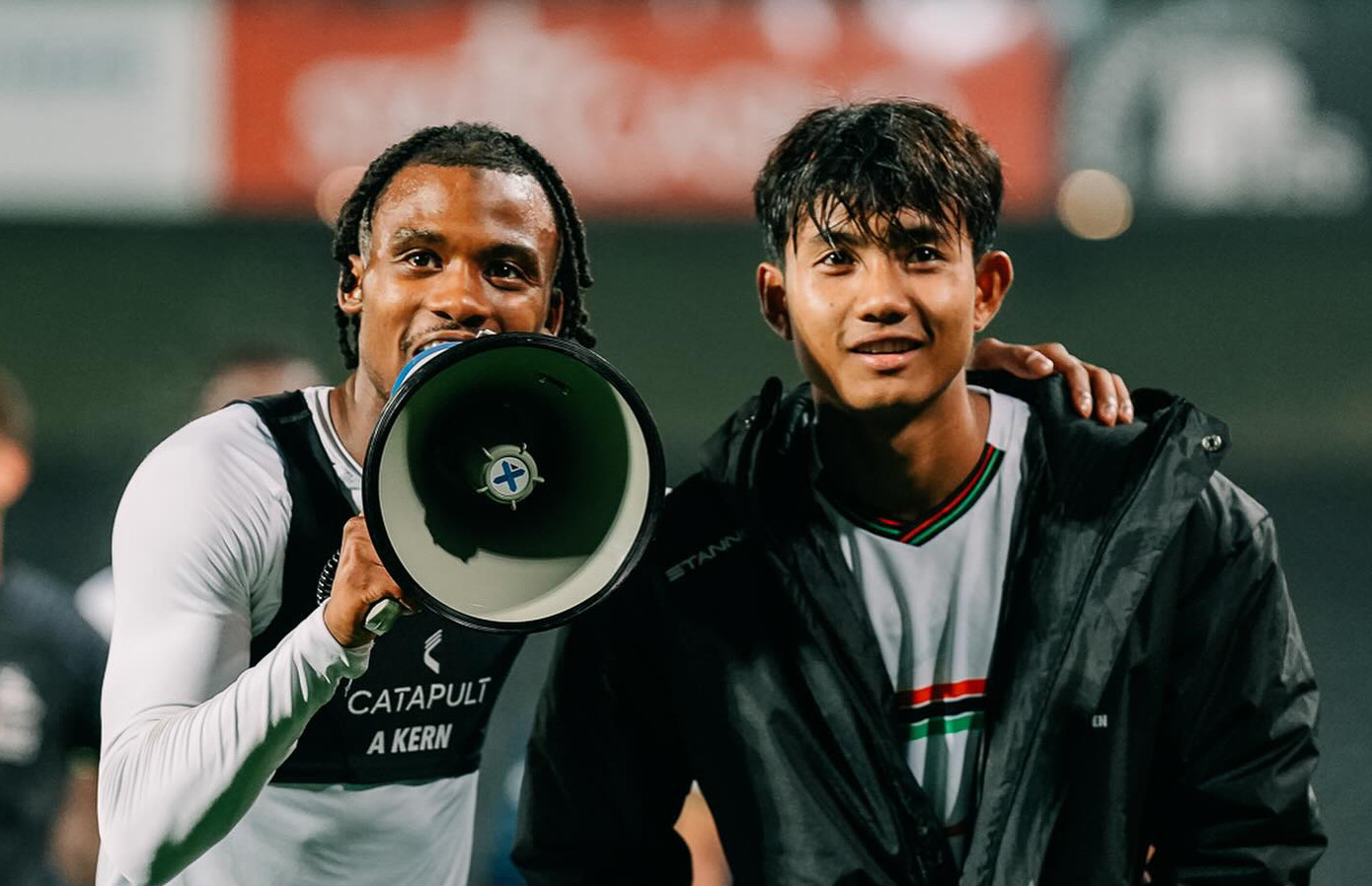 Các đồng đội ở Leuven tạm biệt Suphanat Các đồng đội ở Leuven tạm biệt Suphanat