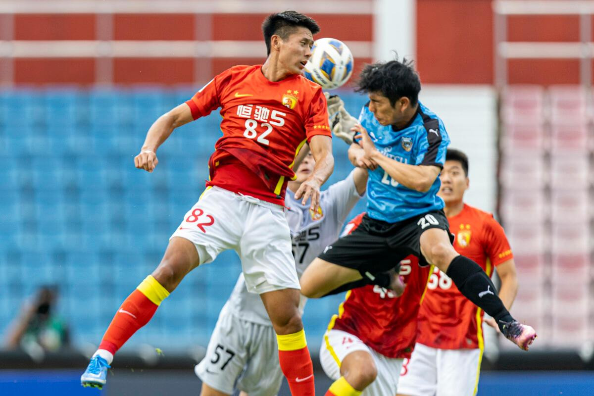 Guangzhou (áo đỏ) vừa có thảm bại 0-8 trước Kawasaki Frontale Guangzhou (áo đỏ) vừa có thảm bại 0-8 trước Kawasaki Frontale