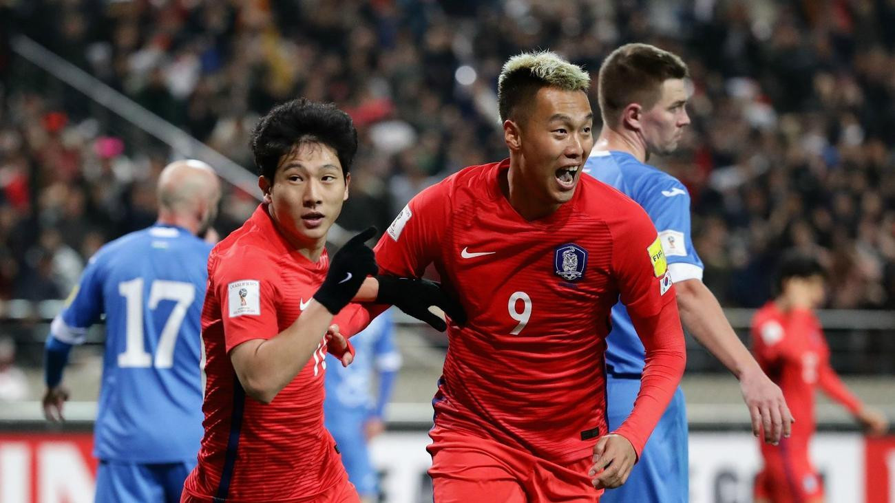 Kim Shin-wook (phải) trong màu áo ĐT Hàn Quốc