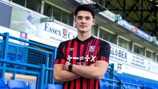 Baggott trong màu áo Gillingham Baggott trong màu áo Gillingham