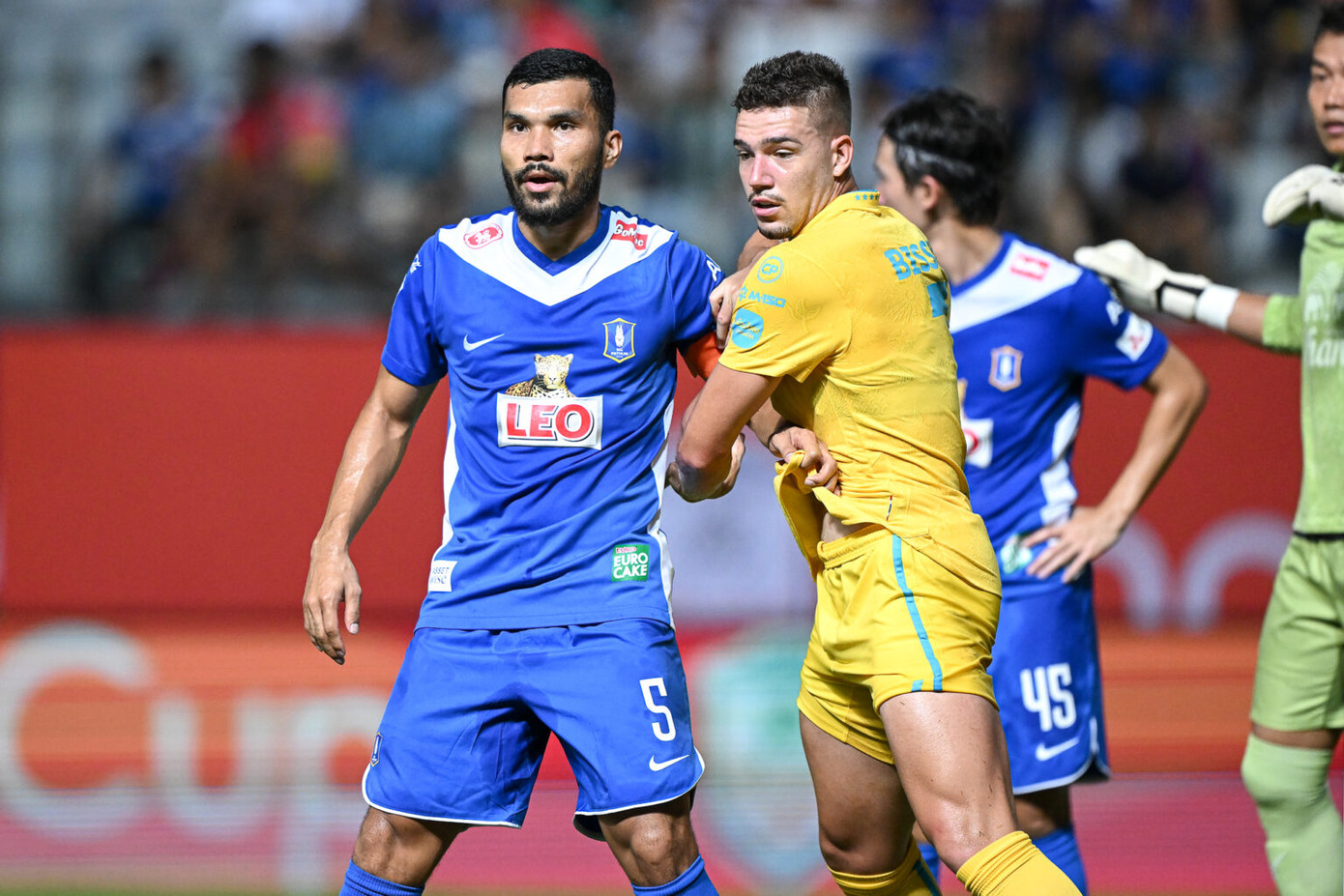 Pathum (áo xanh) bất lực trong việc lật ngược thế cờ