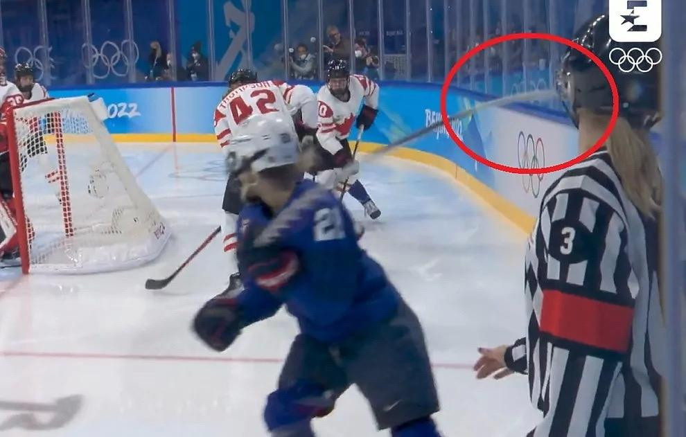 Cú vụt cực mạnh của cầu thủ bên phía đội Mỹ khiến trọng tài bị thương