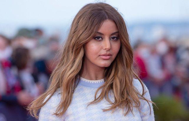 Từ một cô gái 17 tuổi đầy thị phi, Dehar đã trở thành một người mẫu, diễn viên nổi tiếng