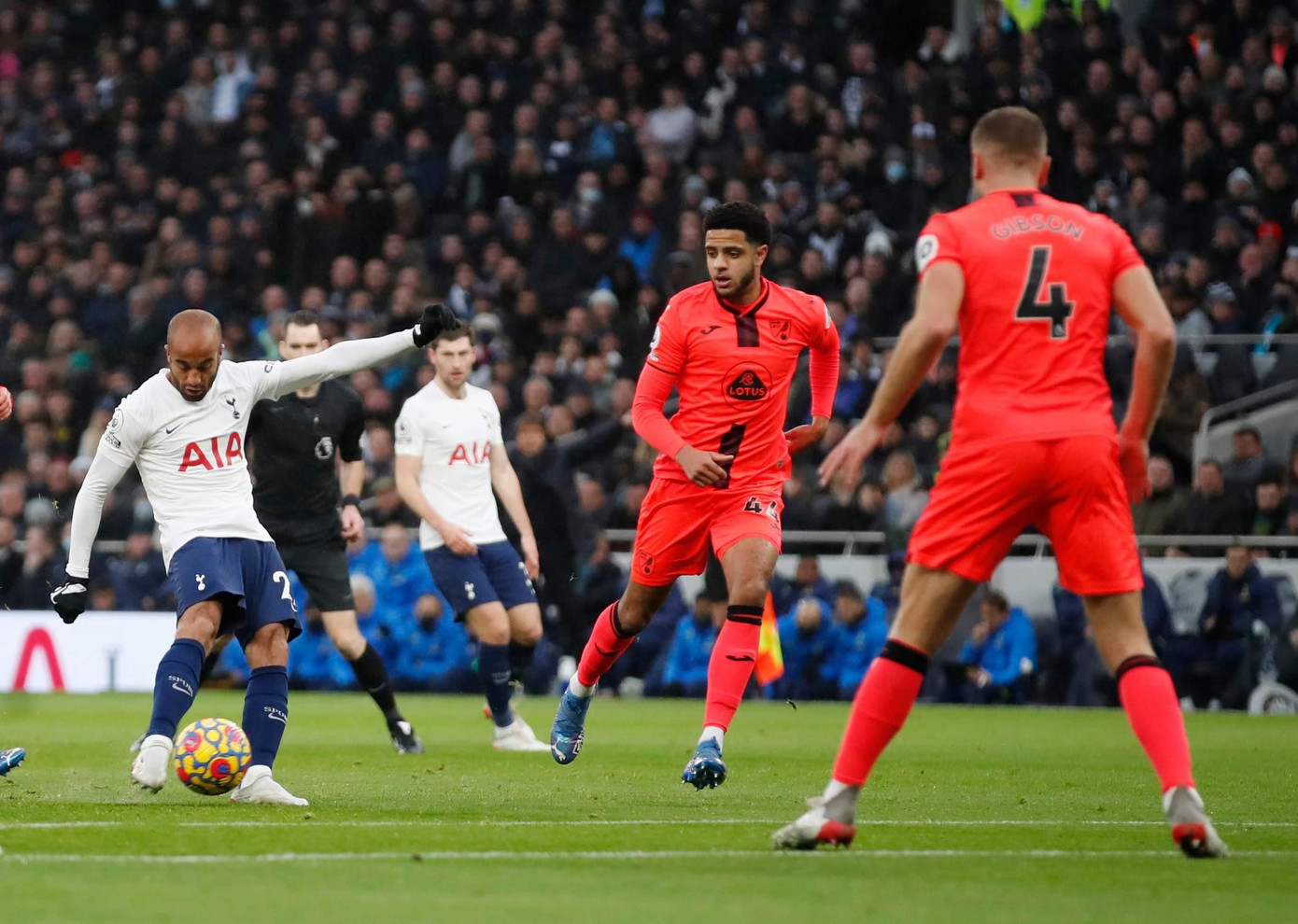 Moura tung cú đá căng làm rung mành lưới Norwich Moura tung cú đá căng làm rung mành lưới Norwich