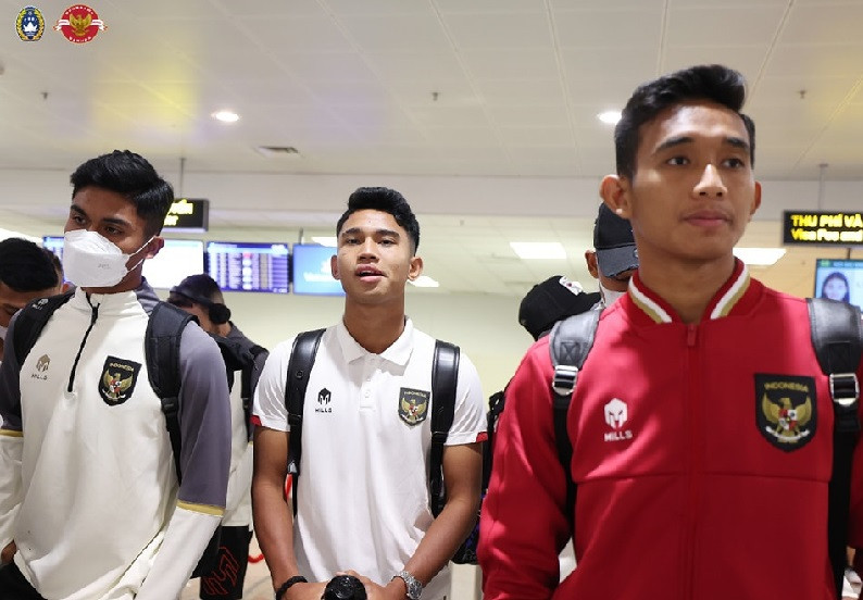 Đội tuyển Indonesia hạ cánh xuống sân bay Nội Bài Đội tuyển Indonesia hạ cánh xuống sân bay Nội Bài