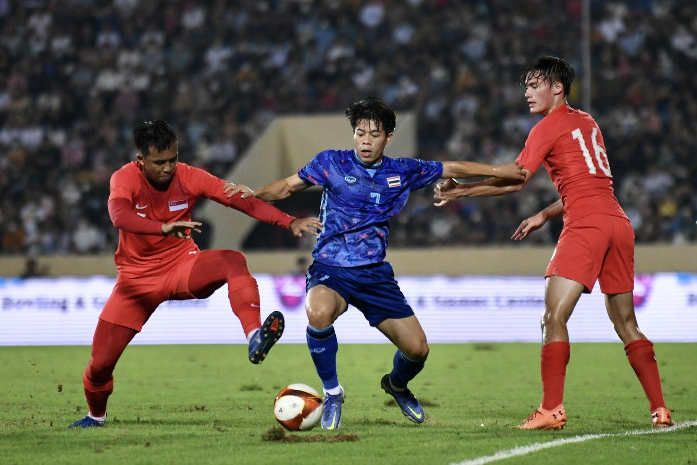 Ekanit (số 7) góp 2 bàn giúp Thái Lan vùi dập Singapore Ekanit (số 7) góp 2 bàn giúp Thái Lan vùi dập Singapore