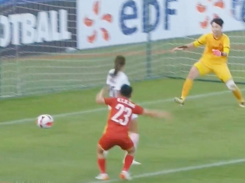 Cascarino dễ dàng mở tỷ số cho Pháp (ảnh chụp màn hình)
