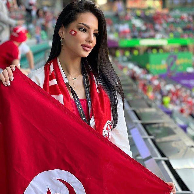 Dĩ nhiên, CĐV nữ từ các quốc gia Hồi giáo khác như Tunisia hay Qatar cũng đều chấp nhận quy định về trang phục