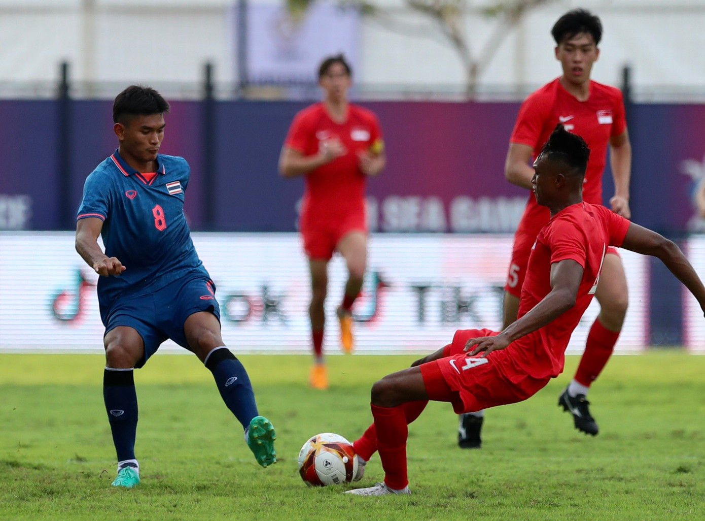 Các cầu thủ Singapore thi đấu đầy quyết tâm trước Thái Lan (ảnh: Hữu Phạm) Các cầu thủ Singapore thi đấu đầy quyết tâm trước Thái Lan (ảnh: Hữu Phạm)