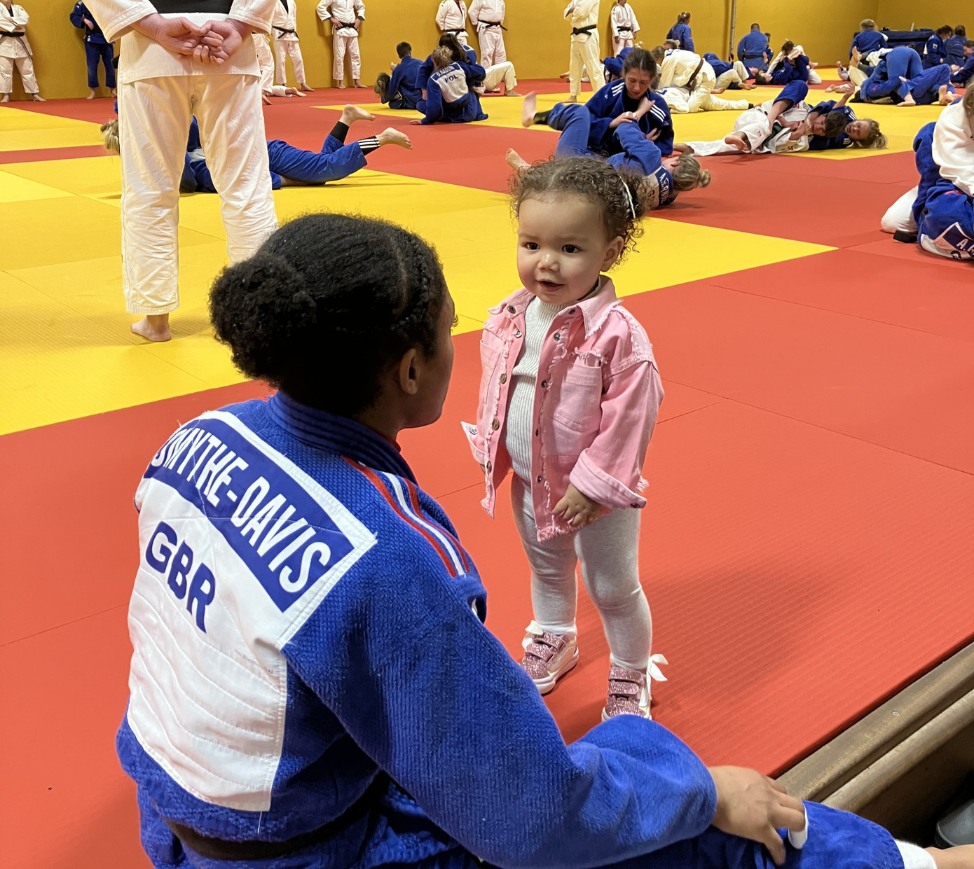 Các VĐV đến Olympic Paris 2024 hoàn toàn có thể mang theo con nhỏ Các VĐV đến Olympic Paris 2024 hoàn toàn có thể mang theo con nhỏ