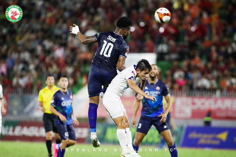 Hàng thủ Nam Định liên tục phải chống các pha lên bóng của Bình Định (ảnh: Topenland Bình Định) Hàng thủ Nam Định liên tục phải chống các pha lên bóng của Bình Định (ảnh: Topenland Bình Định)