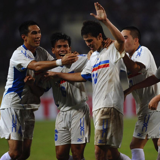 Phil Younghusband ăn mừng sau khi ghi bàn ấn định tỷ số 2-0 Phil Younghusband ăn mừng sau khi ghi bàn ấn định tỷ số 2-0